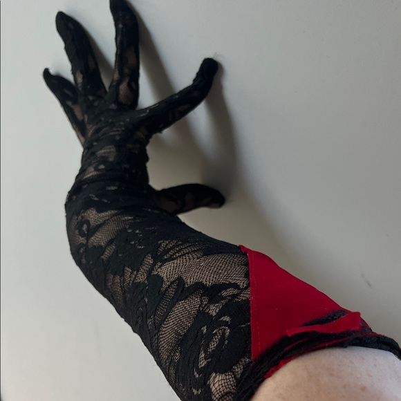 Black Lace Gloves - Picture 4 of 4